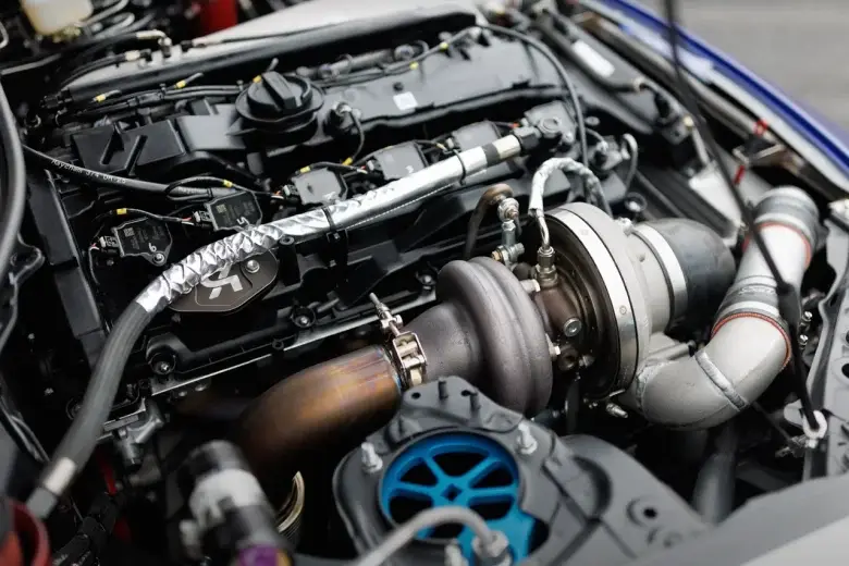 Motor BMW B58 de seis cilindros em linha com foco em engenharia e performance — imagem 2